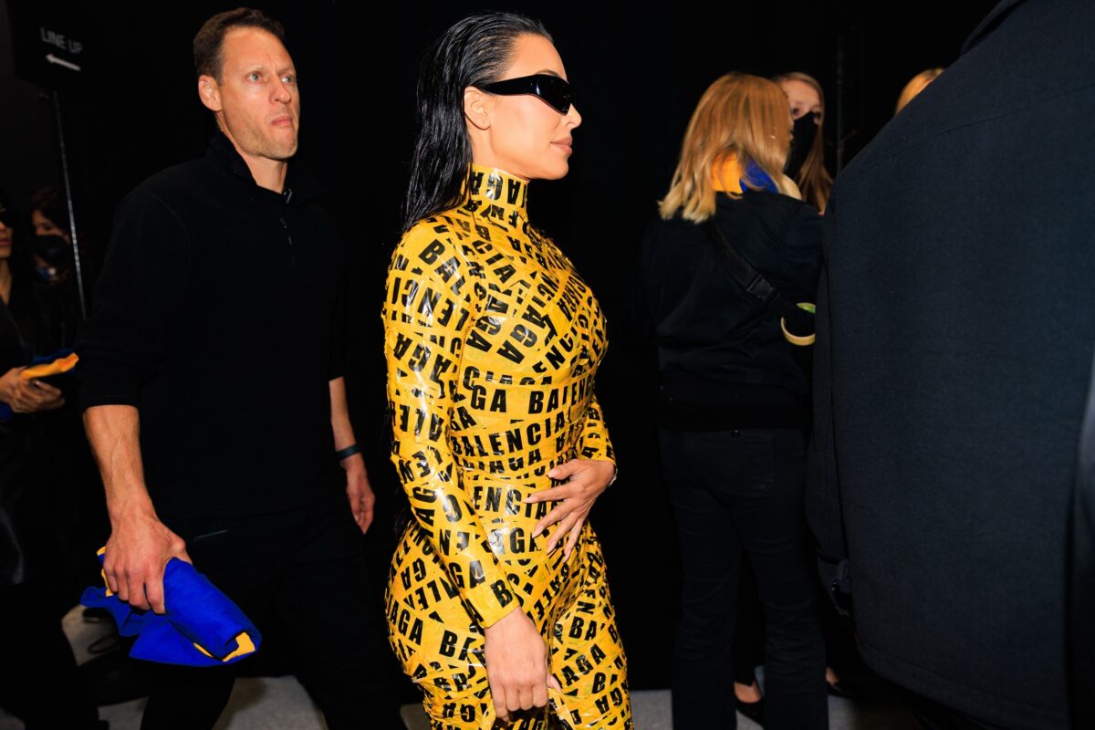 Τυλιγμένη με ταινία η Kim Kardashian στο show του Balenciaga