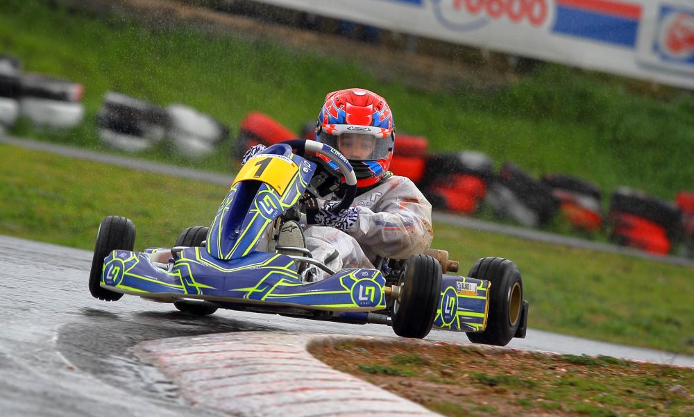 Πιτσιρίκια με ταλέντο «χορεύουν» στη βροχή (video)