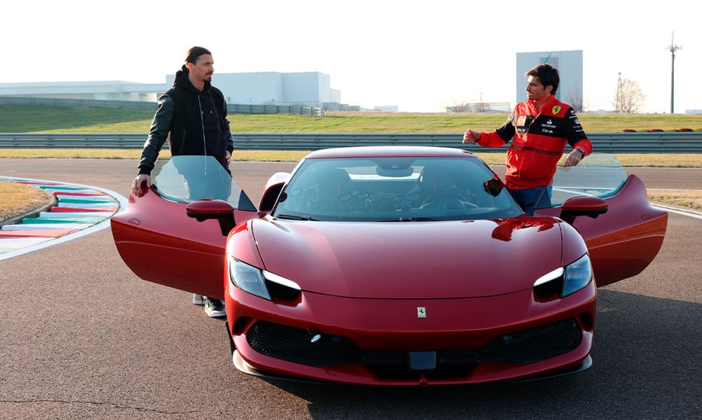 Ο Zlatan δείχνει στους οδηγούς της Ferrari πως να στρίβουν το τιμόνι (video)