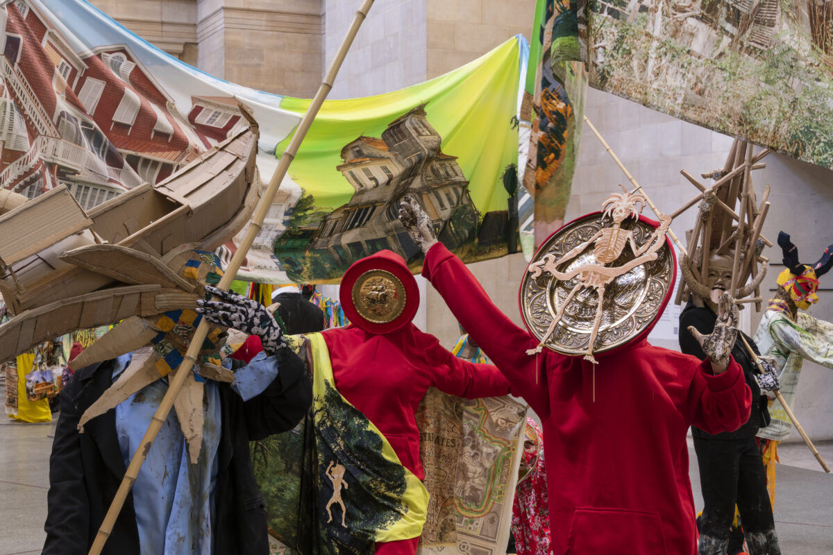 Μια καρναβαλική πομπή στους διαδρόμους της Tate Britain