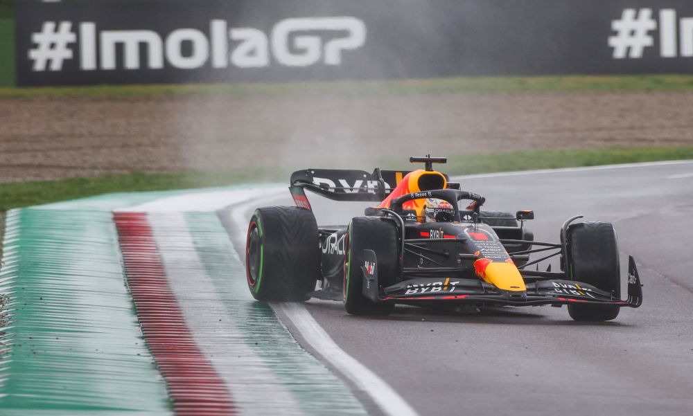 F1: Πέντε κόκκινες σημαίες, βροχή και Pole για Verstappen