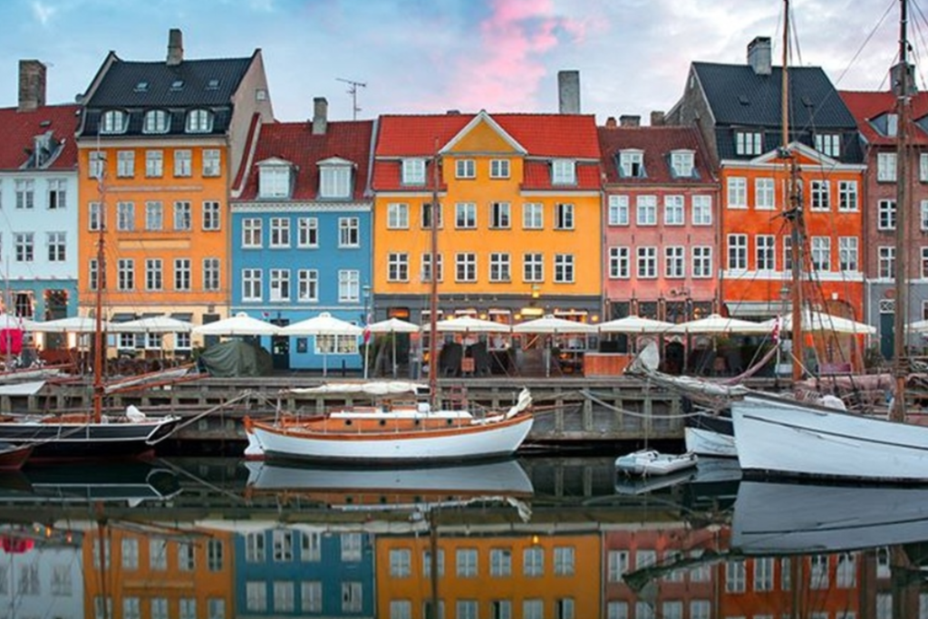 Η Δανία σταματάει το πρόγραμμα εμβολιασμού 