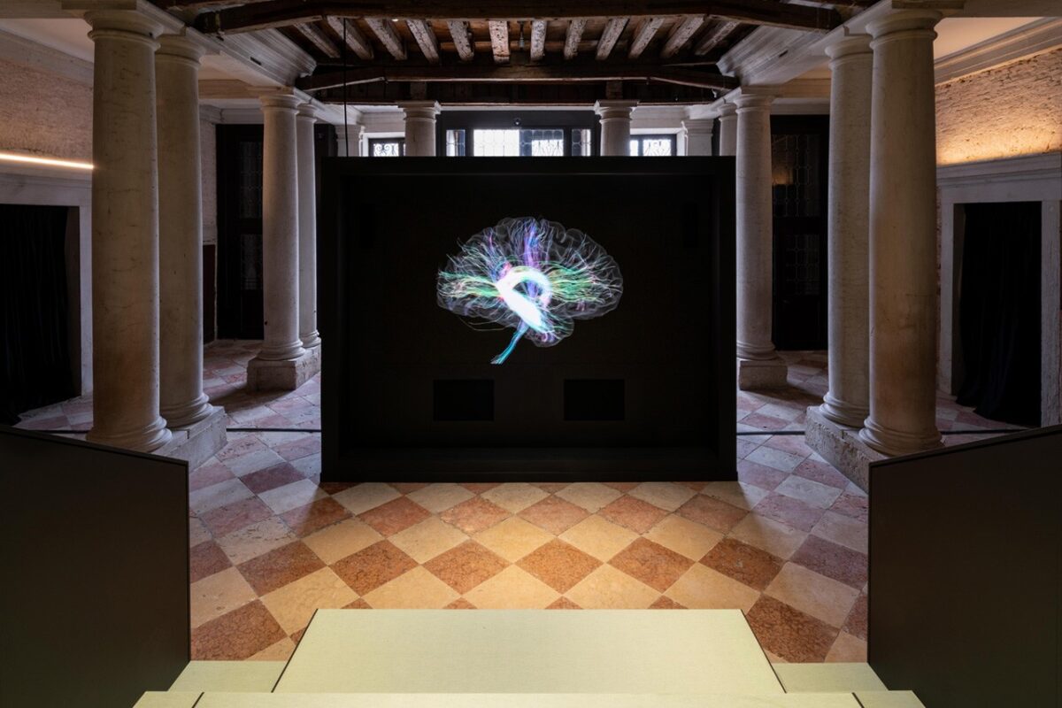 Το φιλόδοξο ταξίδι του Fondazione Prada στον ανθρώπινο εγκέφαλο