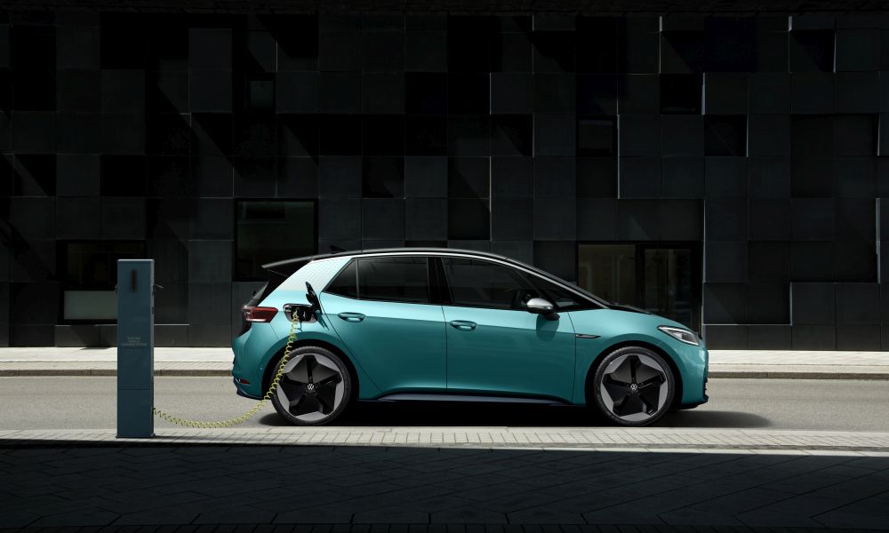 Ανακοινώθηκε ο Εθνικός Κλιματικός νόμος: Μόνο ηλεκτρικά αυτοκίνητα από το 2030