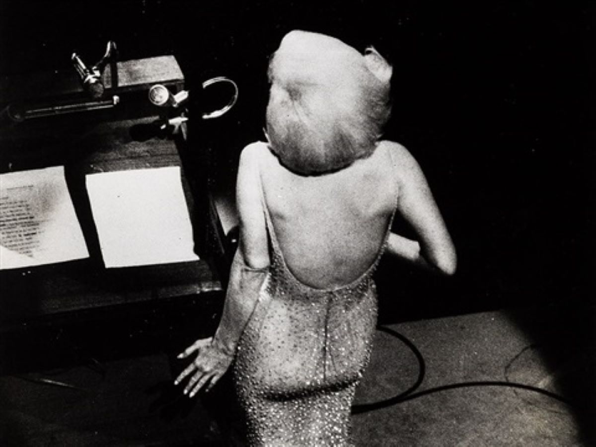 Μόνη στο πλήθος | Όταν η Marilyn τραγουδούσε `Happy Birthday` στον JFK