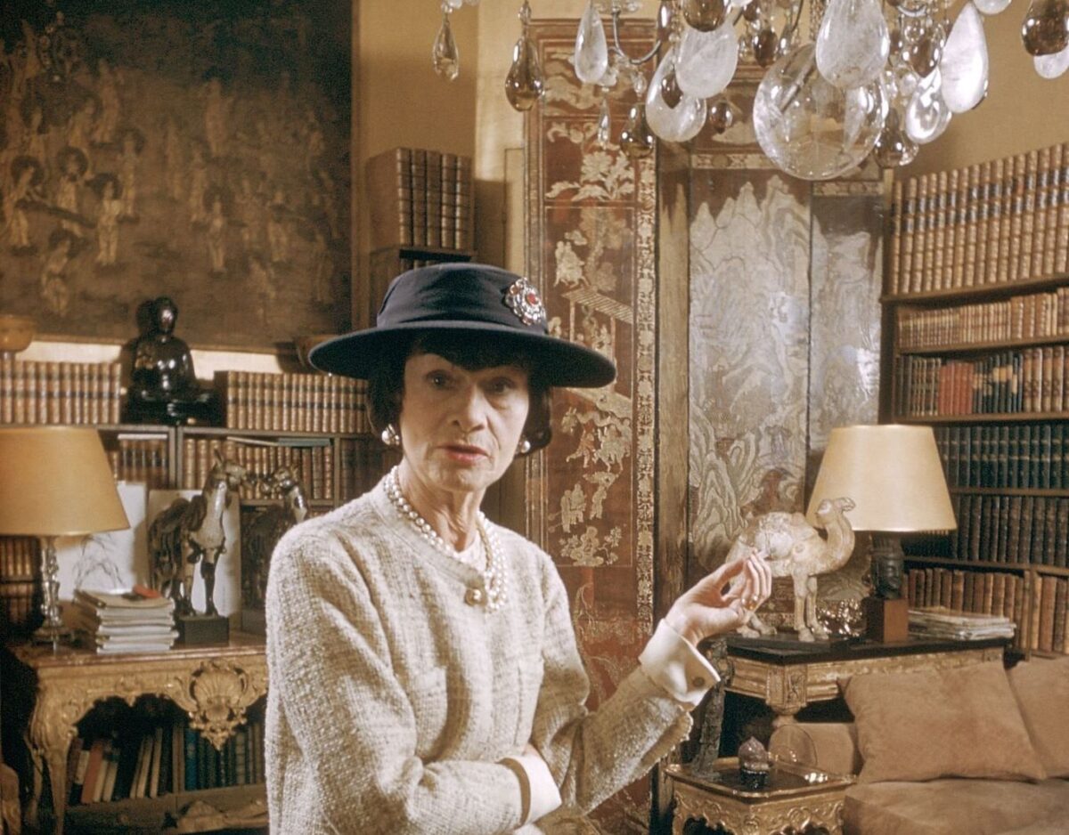 Coco Chanel | Η έκθεση μόδας αφιερωμένη στη γυναίκα που επαναπροσδιόρισε με τόλμη τη γυναικεία γκαρνταρόμπα