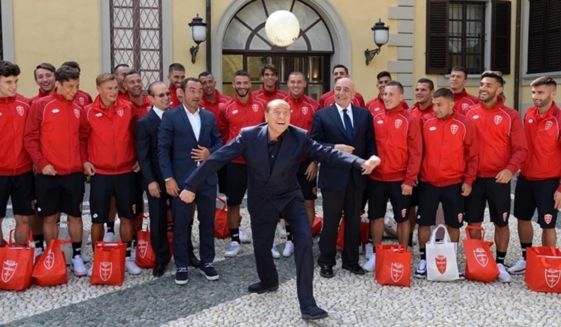 Η Βαλκυρία του Βάγκνερ και ο Μπερλουσκόνι (pics & vid)
