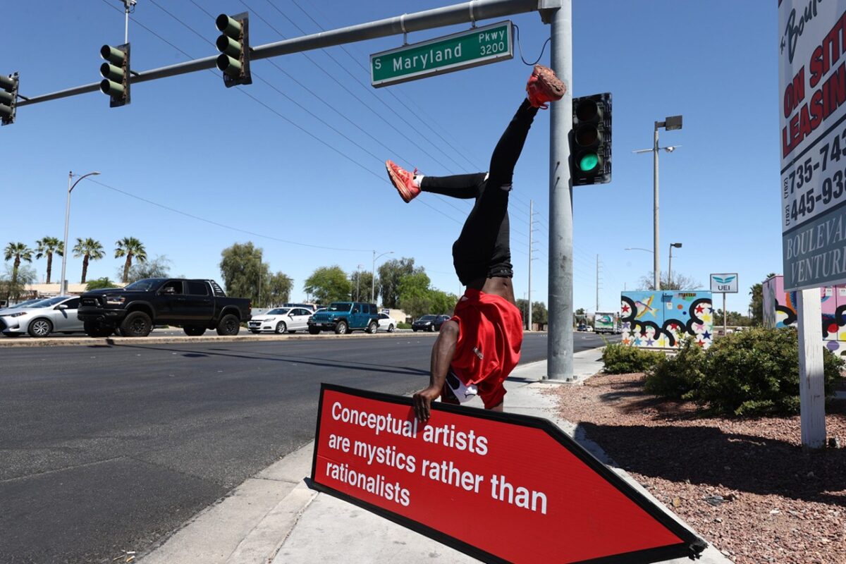 Sign spinning: Η τέχνη του να περιστρέφεις διαφημιστικές πινακίδες
