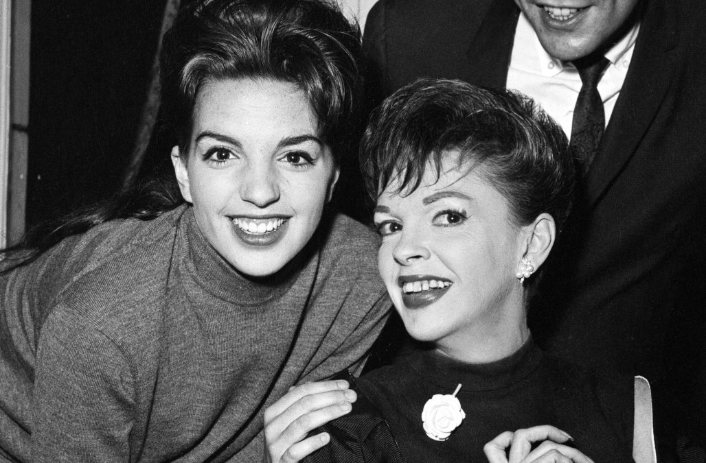 Judy Garland & Liza Minnelli | H ολέθρια σχέση μάνας -κόρης πίσω από μια αστραφτερή καριέρα
