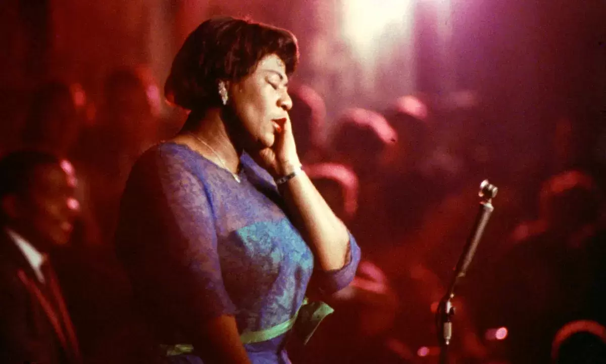 Ella Fitzgerald | Η  Πρώτη Κυρία του τραγουδιού που μετέτρεπε τα τραγούδια σε οξυγόνο μελωδίας