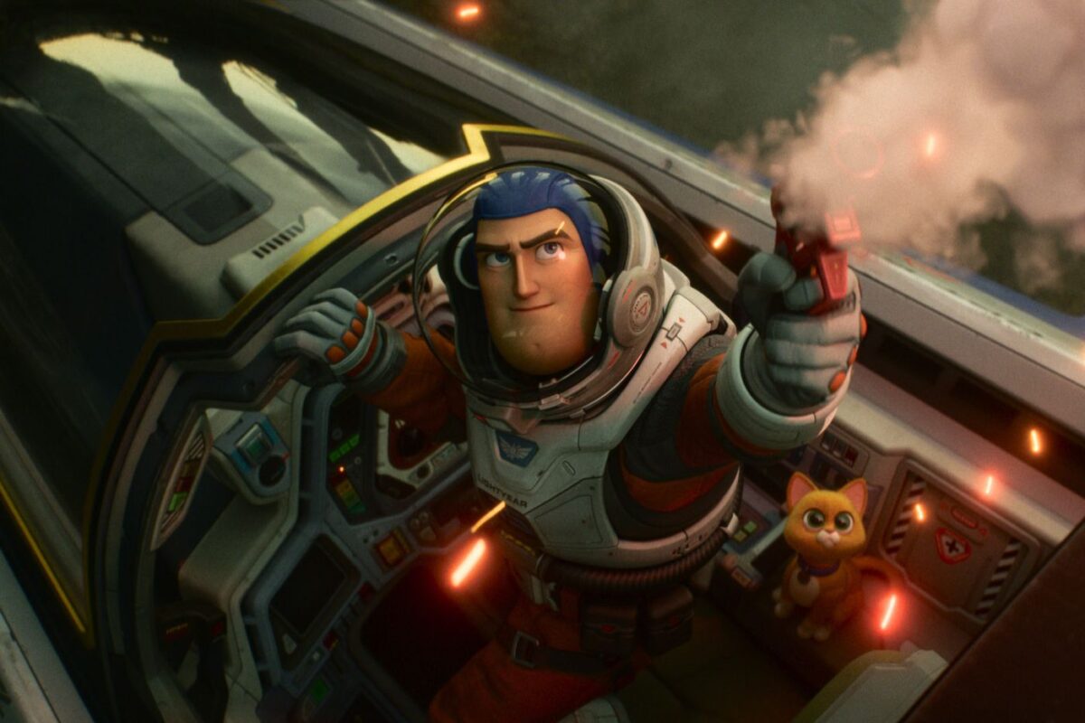 Lightyear: 14 χώρες απαγορεύουν τη νέα ταινία της Disney λόγω σκηνής με φιλί ομόφυλου ζευγαριού
