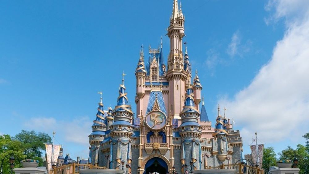 Η Disneyland "φέρνει" πιο κοντά τους επίδοξους επισκέπτες σε 12 θεματικά πάρκα