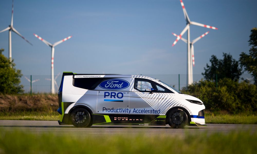 Ford Pro Electric SuperVan: Ένα van με 2000 άλογα (video)