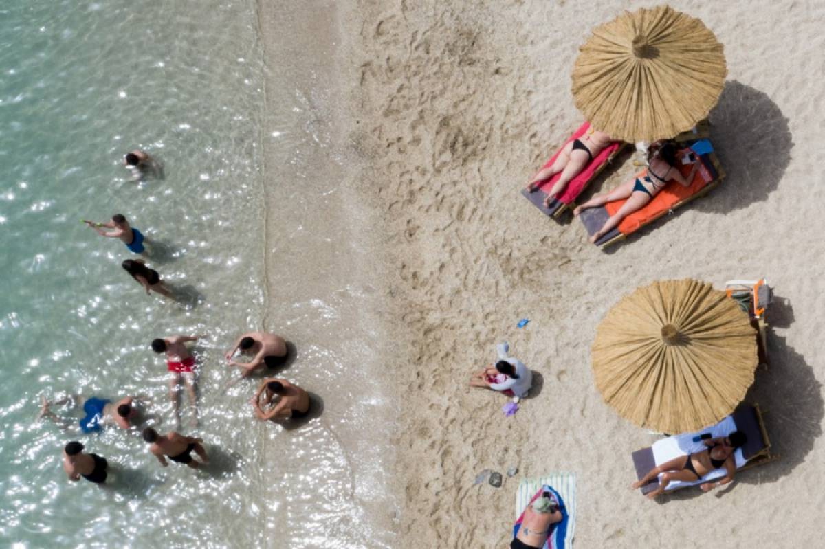 Η μάχη της ξαπλώστρας μόλις ξεκίνησε 