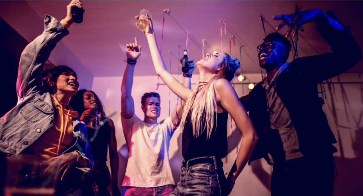 Τέλος τα πάρτι στα σπίτια από την Airbnb