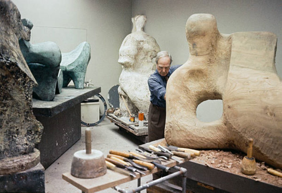Henry Moore | Ο καλλιτέχνες που έγινε διάσημος για τις αφηρημένες ανθρώπινες φιγούρες του