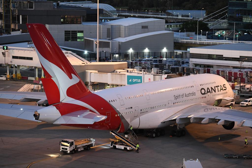 Διευθυντικά στελέχη της Qantas θα μεταφέρουν βαλίτσες στα αεροδρόμια