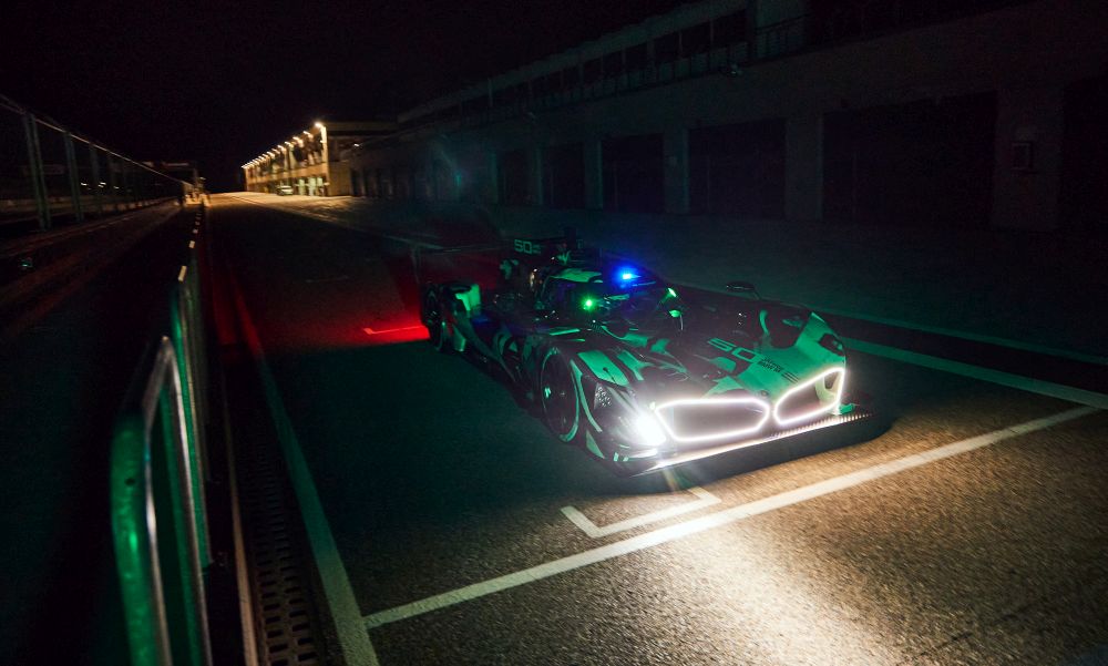 Η αγωνιστική BMW M Hybrid V8 εισέρχεται στην επόμενη φάση δοκιμών