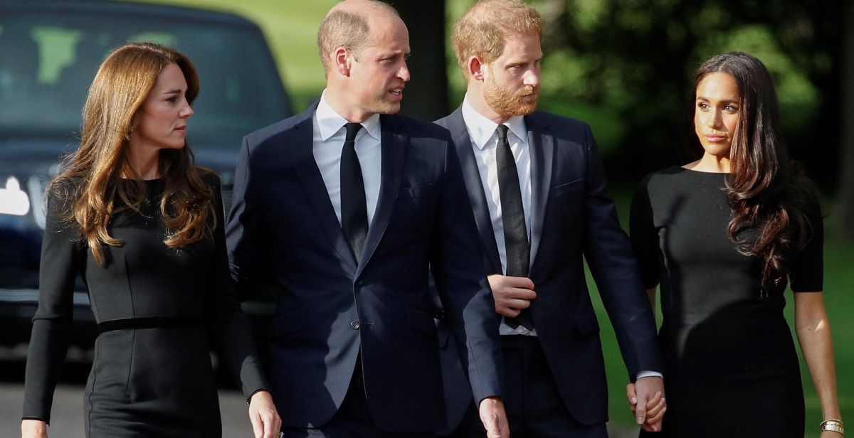 O λόγος που ο πρίγκιπας Γουίλιαμ προσπαθούσε επί 45 λεπτά να βγουν μαζί με Κέιτ & Μέγκαν στον κόσμο