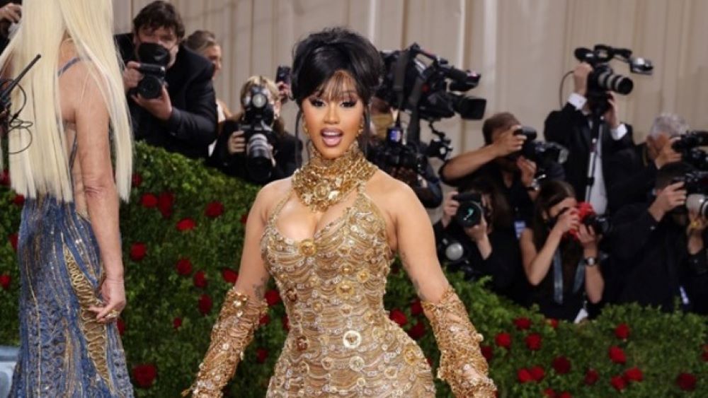 Η δωρεά $100.000 της Cardi B