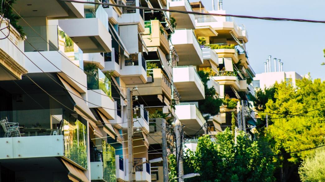 6 κυβερνητικές πρωτοβουλίες που στοχεύουν να βοηθήσουν τους νέους να μπούν... «Σπίτι μου!»
