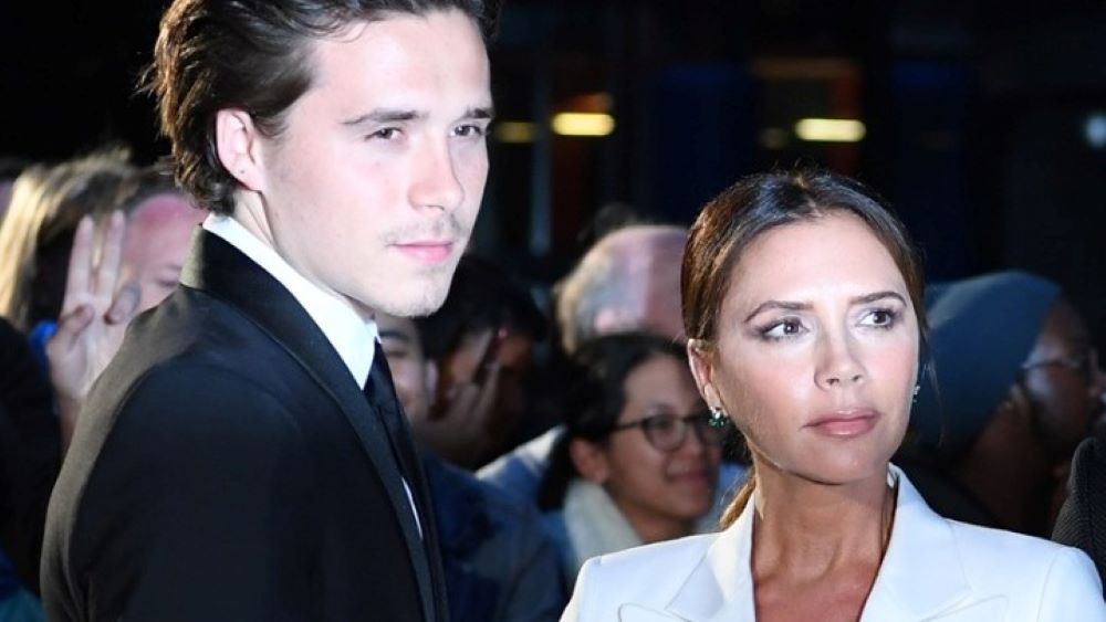H πολυαναμενόμενη επίδειξη της Victoria Beckham με τον Brooklyn και τη Nicola στο πλευρό της