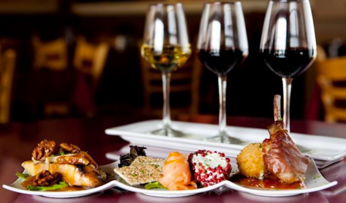 Wine pairing: Ποιοι είναι οι σωστοί συνδυασμοί ανάλογα με τον τρόπο μαγειρέματος ενός πιάτου;