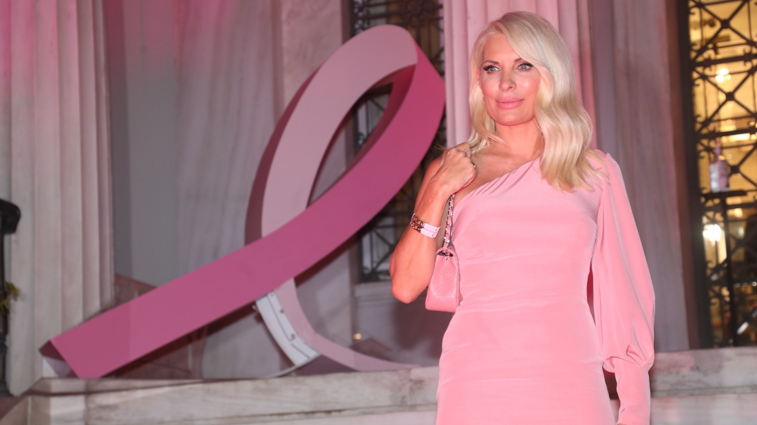 Ελένη Μενεγάκη | Η εντυπωσιακή εμφάνιση στα ροζ στην εκδήλωση για τον καρκίνο του μαστού