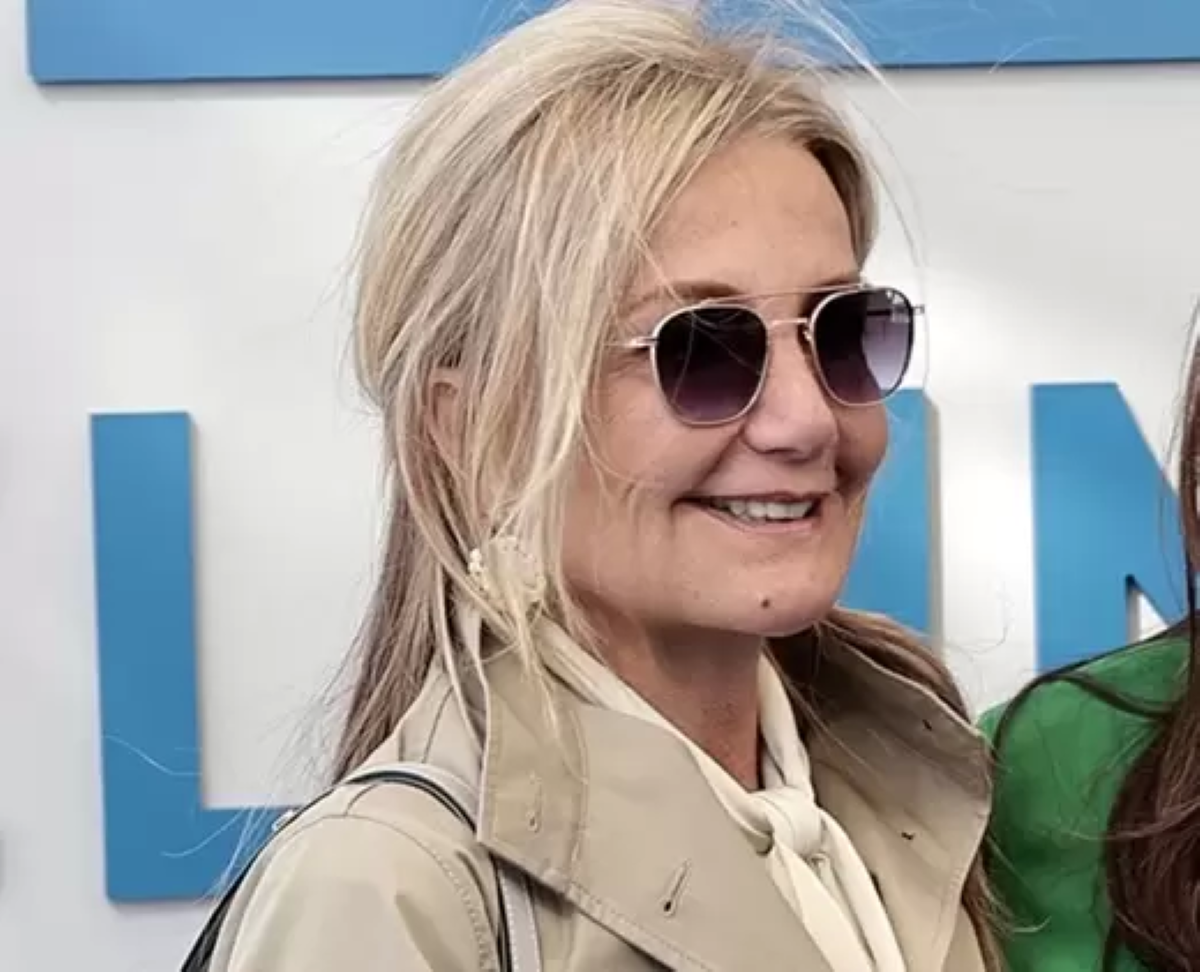 Μαρέβα Μητσοτάκη | Η υπέρκομψη εμφάνιση  με τζάκετ - καπαρντίνα, oversized λευκή παντελόνα και nude πέδιλα