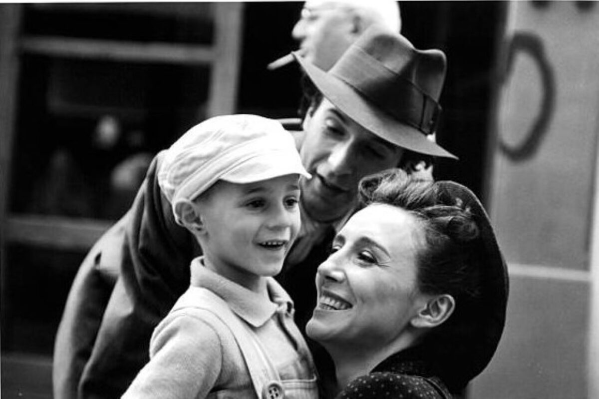 La vita e’ bella | H ταινία-ύμνος του Roberto Benigni για την αυτοθυσία του πατέρα για τον γιο του