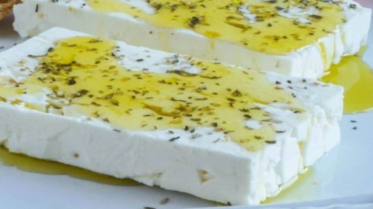 Βάζετε ελαιόλαδο και ρίγανη στη φέτα; Μην το ξανακάνετε ποτέ!