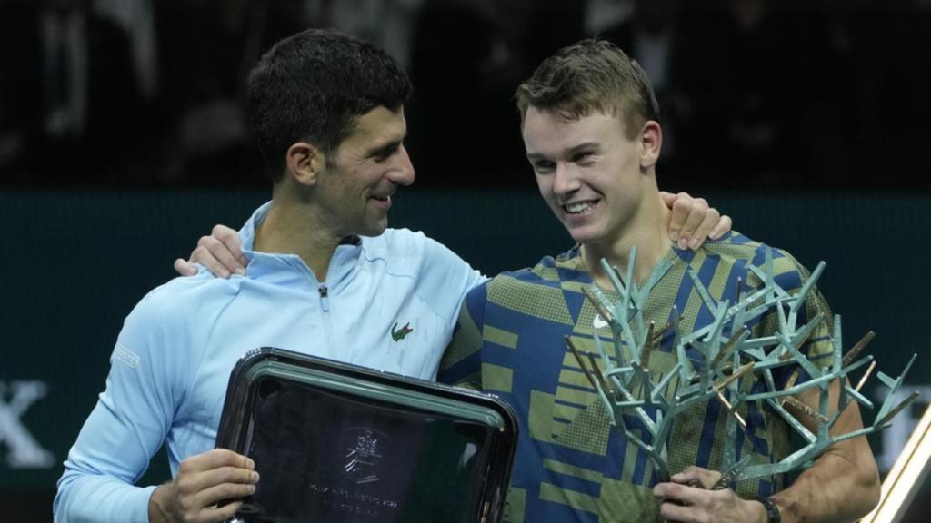 Ο Rune "εκθρόνισε" τον Djokovic σε έναν τρομερό τελικό στο Bercy