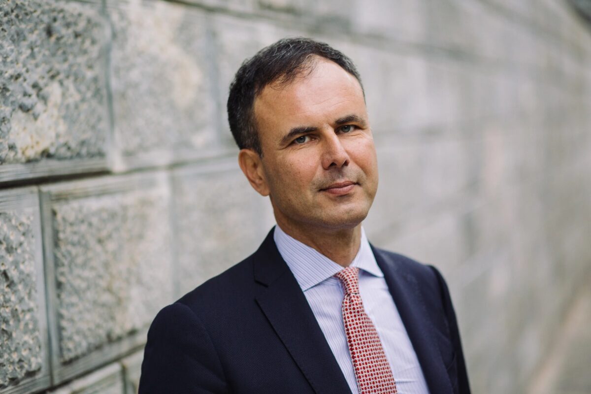 Πώς ο Αλέξης Πατέλης εκθέτει τη χώρα και τον πρωθυπουργό μέσω ενός ...Λινάτσα!