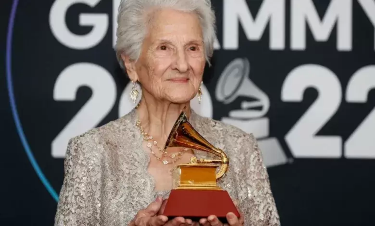 Angela Alvarez | H γυναίκα που κυκλοφόρησε album στα 95 της και κέρδισε Latin Grammy