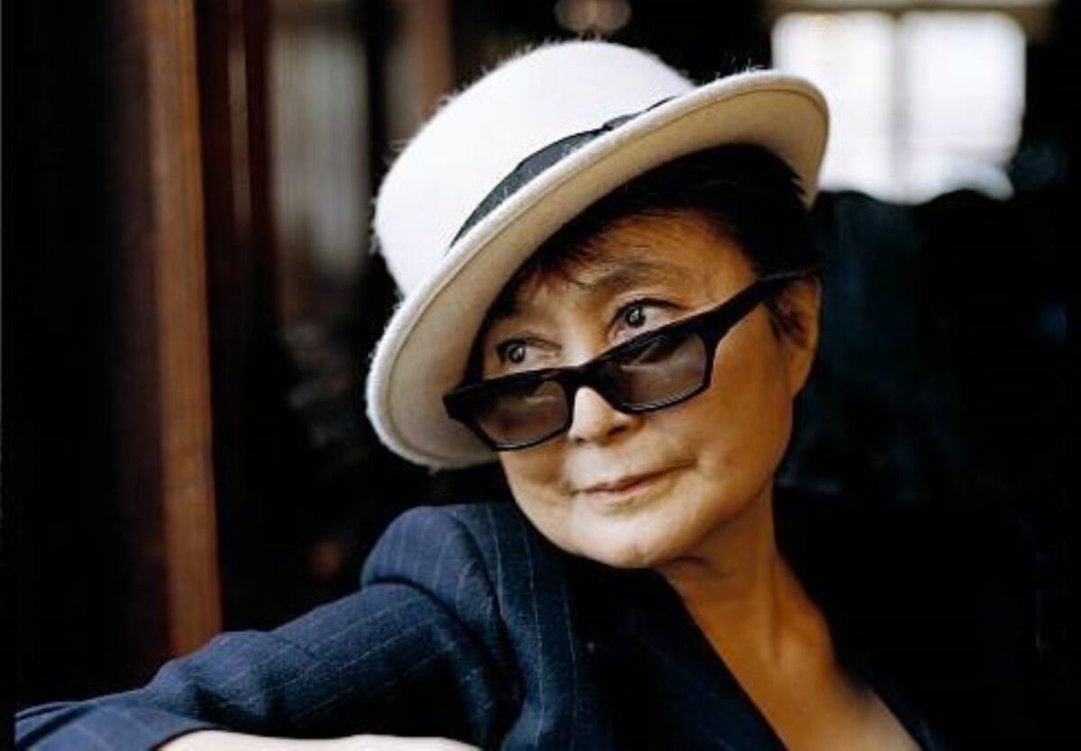 Yoko Ono | Η ιστορία της γυναίκας που ο John Lennon περιέγραψε ως «η πιο διάσημη άγνωστη καλλιτέχνιδα» στον κόσμο