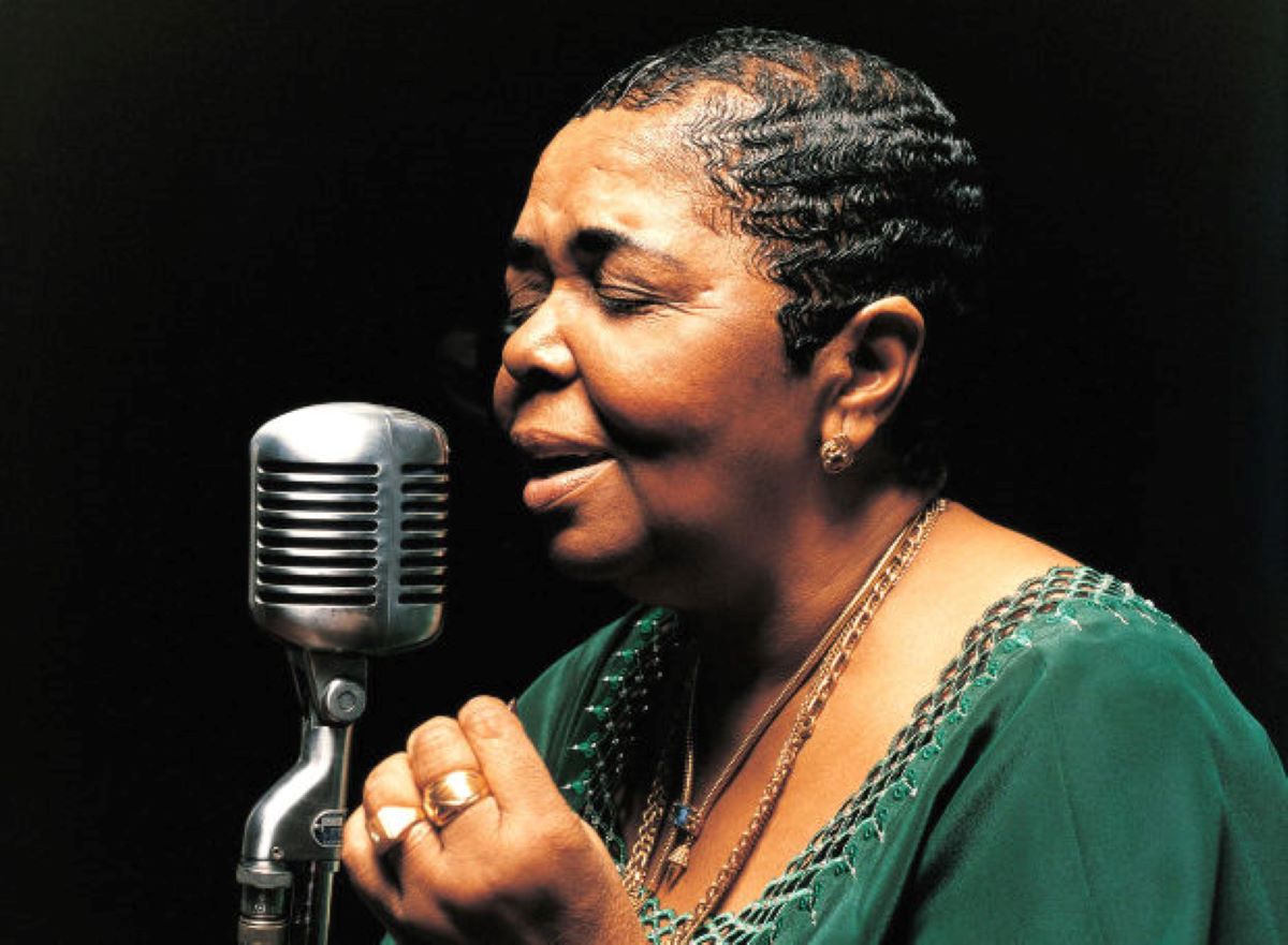 Cesaria Evora | Η Θρυλική, ξυπόλητη βασίλισσα της μόρνα