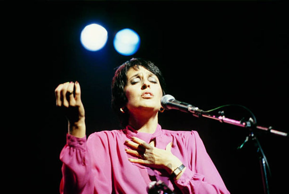 Joan Baez | Η καλλιτέχνιδα που συνέδεσε το τραγούδι με την πολιτική διαμαρτυρία