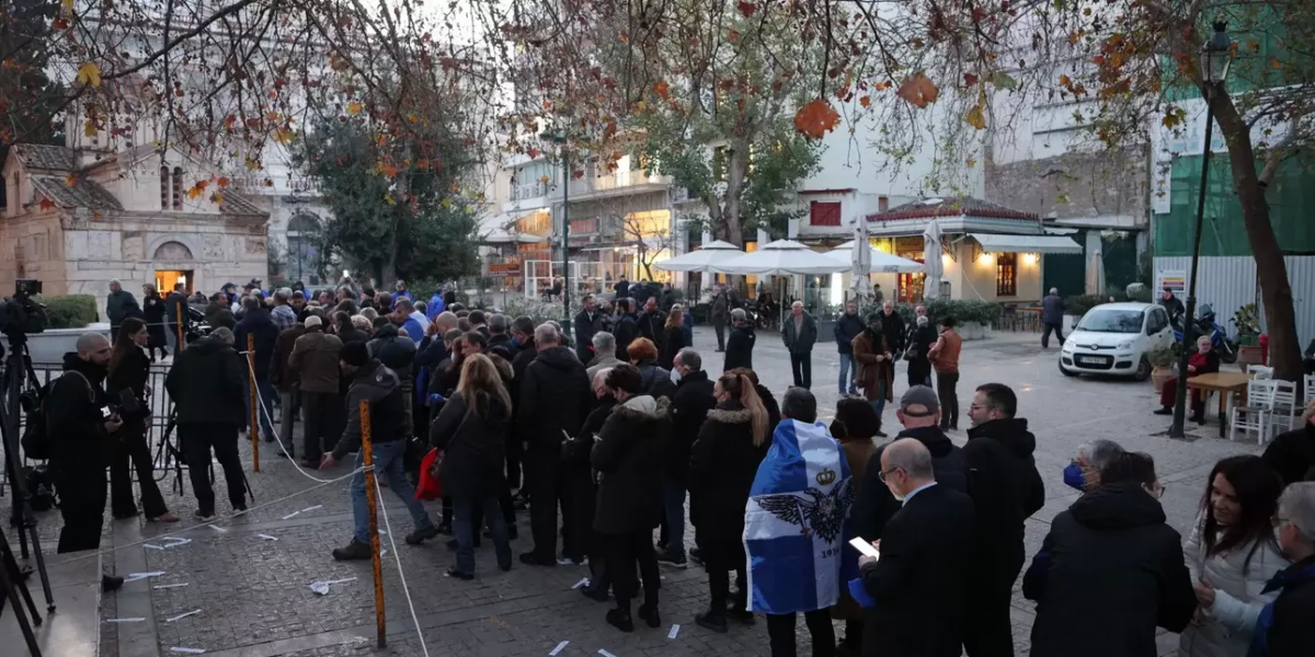 Κηδεία Κωνσταντίνου | Ουρές έξω από το παρεκκλήσι της Μητρόπολης, μέχρι τις 10:30 το λαϊκό προσκύνημα