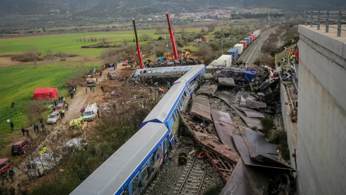 Σύγκρουση τρένων| «Πήγα για τον άντρα μου και το 5χρονο παιδί μου και μου γύρισαν στάχτες και αποκαΐδια»