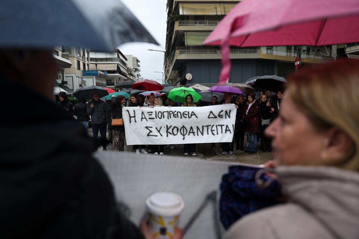 Στιγμιότυπο από τη συγκέντρωση των εργαζομένων στη βιομηχανία «Βιολάντα» έξω από το Αστυνομικό Τμήμα Τρικάλων © Thanasis Kaliakoudas / SOOC