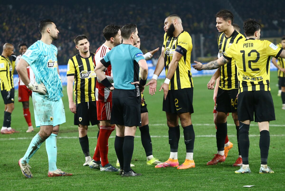 Οι παίκτες της ΑΕΚ, έψαχναν να βρουν τι είδε ο Μάκελι, ακόμα και όταν ήταν στο VAR