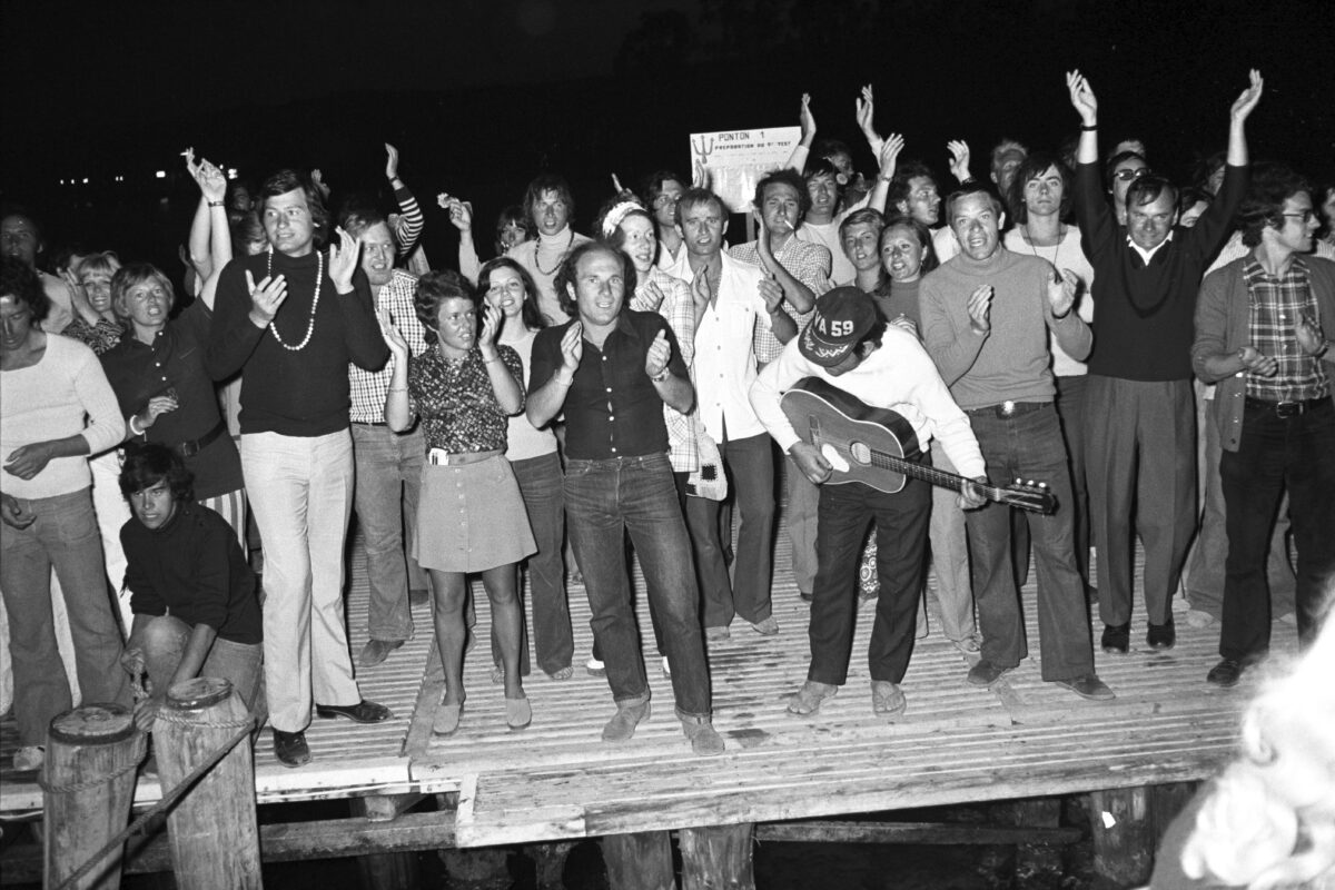 Υπήρξε μια εποχή που οι παρέες τραγούδαγαν στους δρόμους