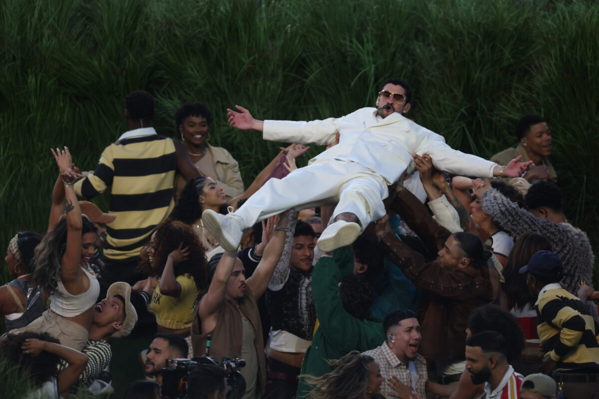 Bad Bunny: 10 + 1 easter eggs που αποδεικνύουν ακόμα περισσότερο τη σημασία του σόου του στο Super Bowl
