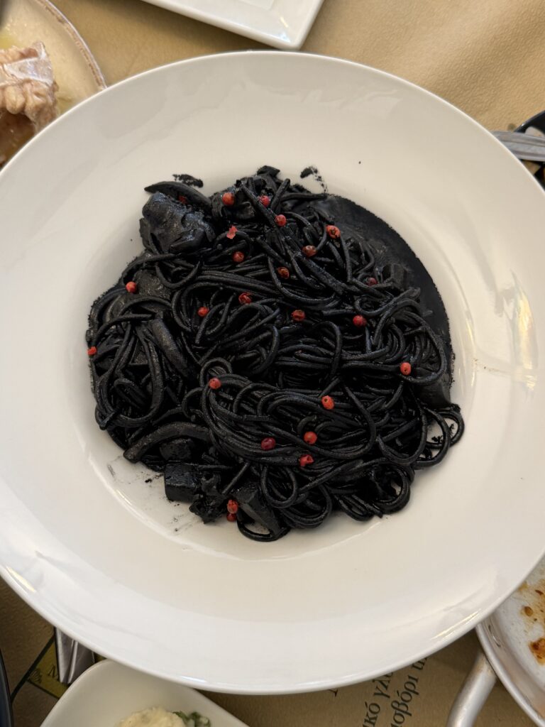 Ουζερί του Λάκη μακαρονάδα με μελάνι