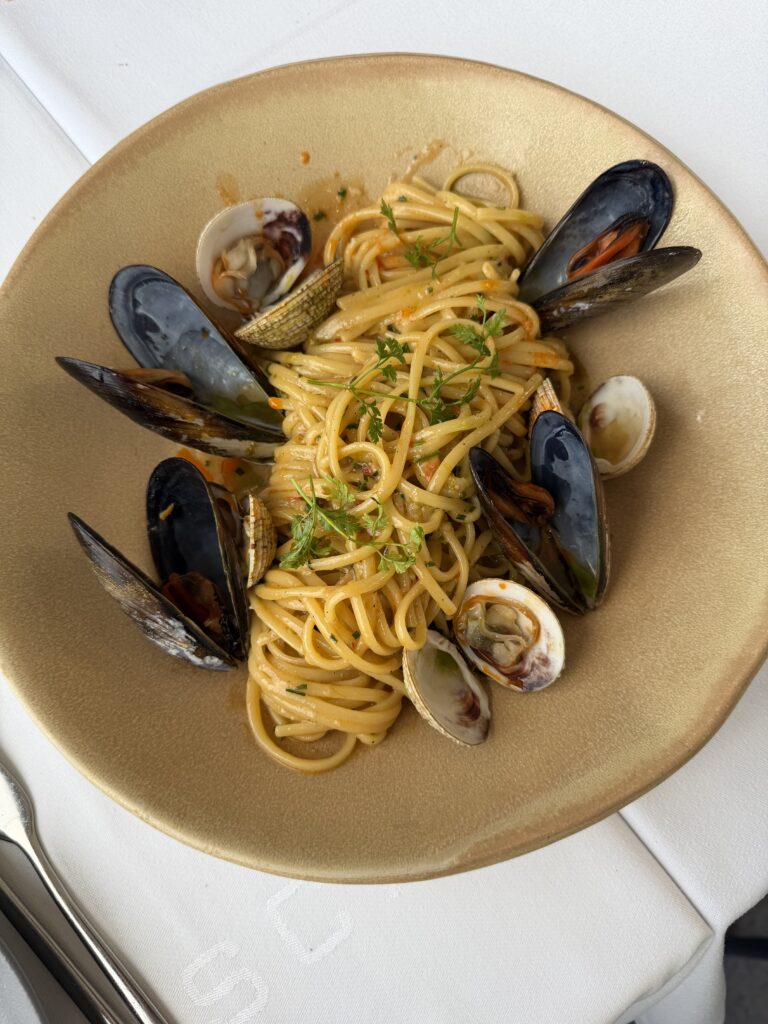 Ζυμαρικά με αχιβάδες και μύδια στο «Piscis» © Ρεμί