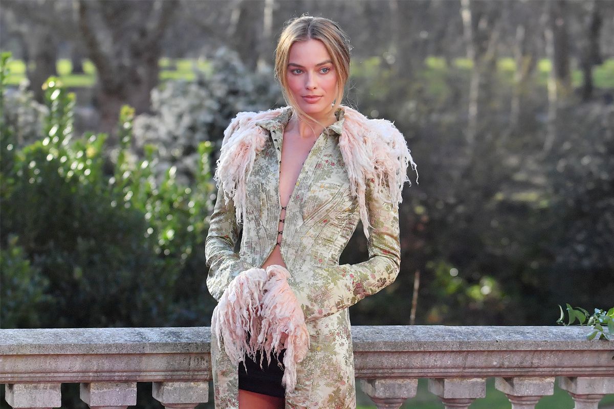 Η Μάργκοτ Ρόμπι με κορσέ και διαφάνεια