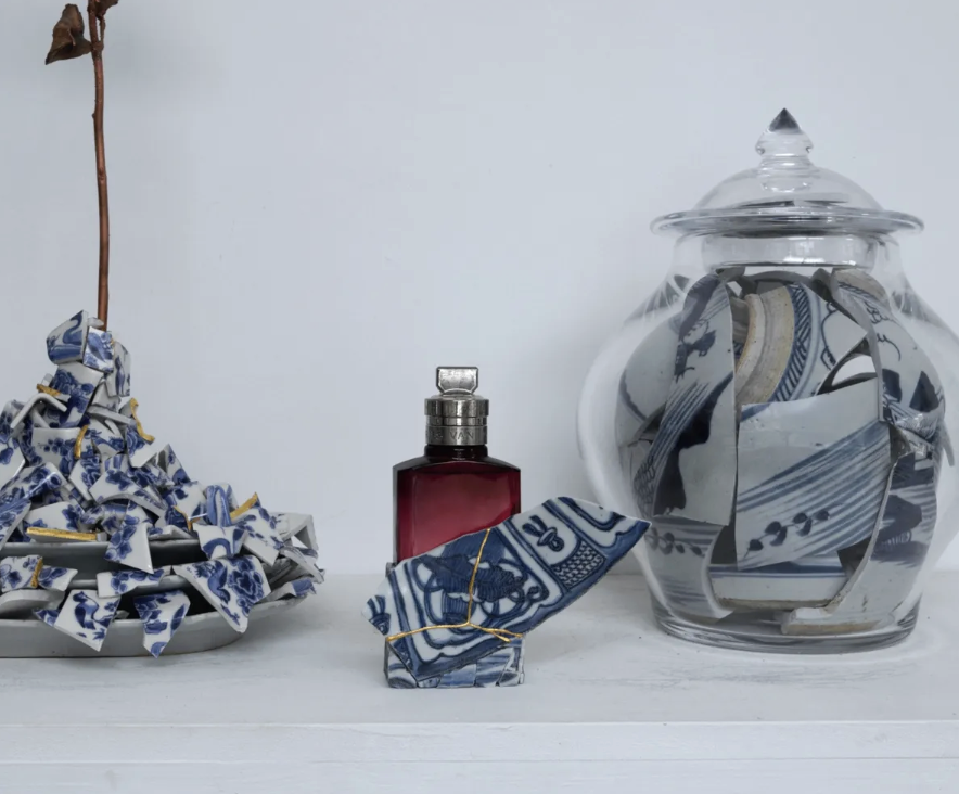 Ο Dries Van Noten υμνεί την τέχνη και δημιουργεί ένα συλλεκτικό μπουκάλι για το Soie Malaquais