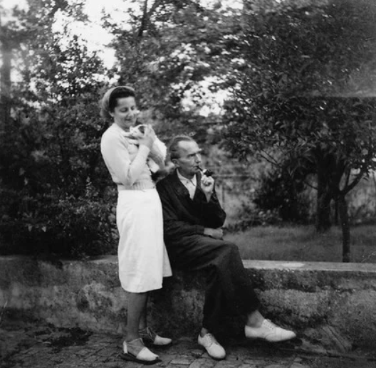 Η Ελένη ήταν κάτι παραπάνω από σύζυγος του Νίκου. Υπήρξε η μάνατζέρ του, καθώς εκείνη είχε αναλάβει όλες τις επαφές με τους ξένους εκδοτικούς οίκους.