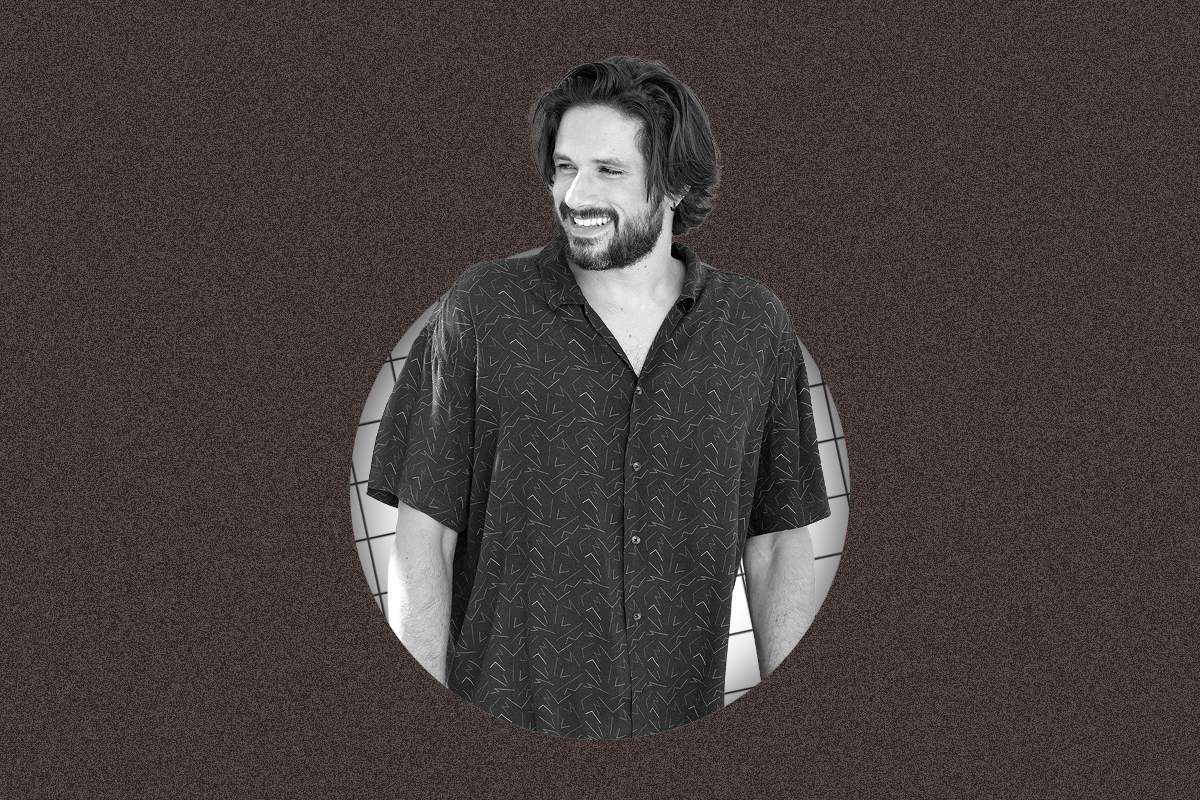 Ο Γιάννης Νιάρρος στο ΚΛΙΚ: «Ο κόσμος γουστάρει να σε δει να πονάς στο θέατρο»