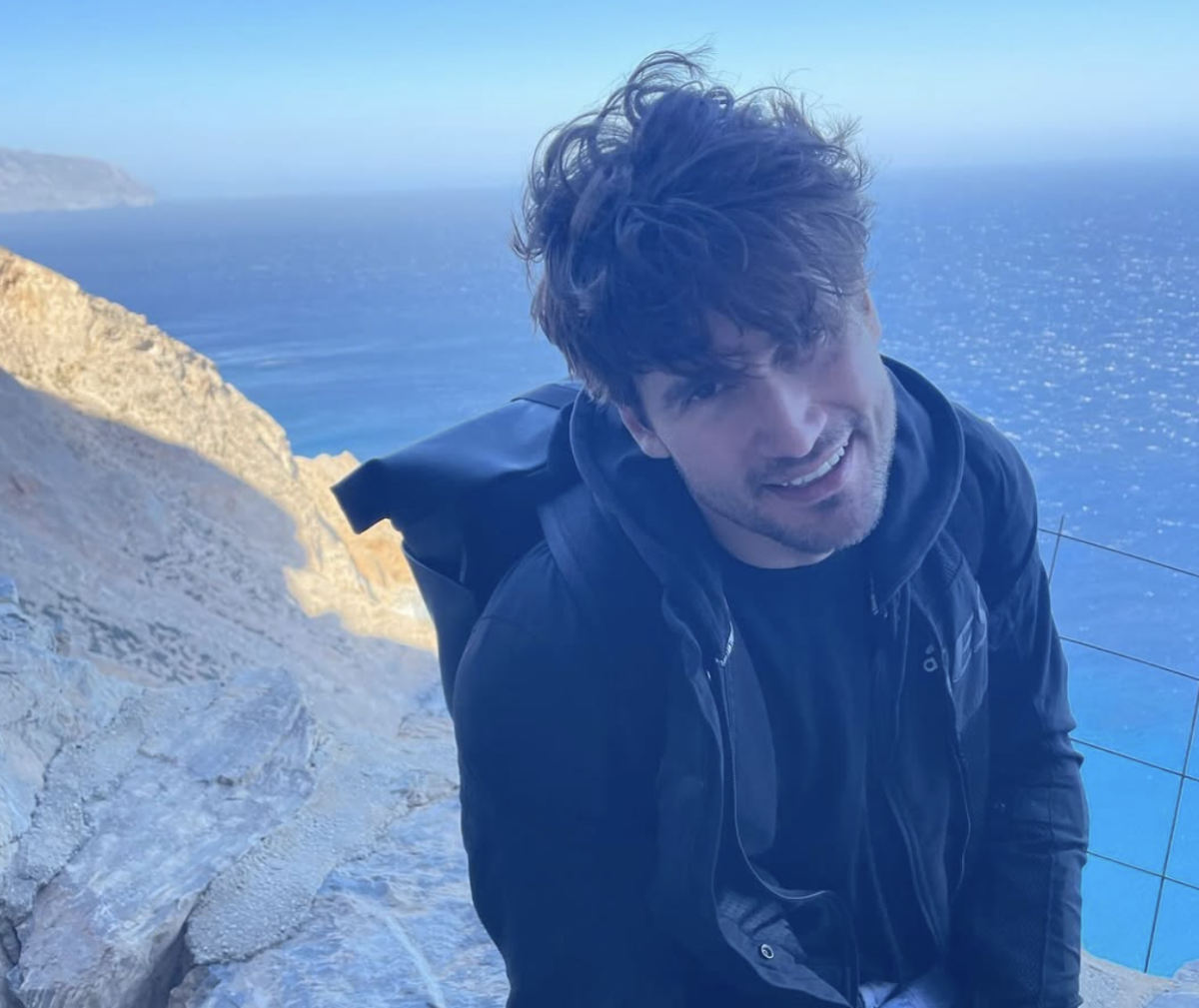 Ο Αναστάσης Ροϊλός έβγαλε την μπλούζα του και το X ενθουσιάστηκε